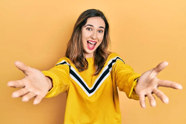 Jeune Fille Hispanique Portant Des Vêtements Décontractés Souriant Joyeuse Offrant — Photo