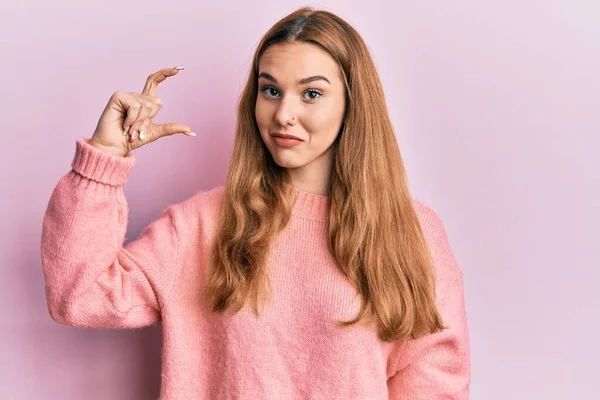 若いブロンドの女性は 指を懐疑的で緊張してジェスチャーを測定し 問題のために動揺して眉をひそめています 否定的な人 — ストック写真