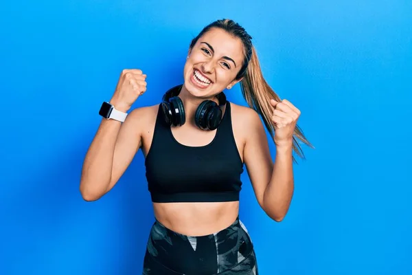 Mulher Hispânica Bonita Vestindo Roupas Ginástica Usando Fones Ouvido Celebrando — Fotografia de Stock