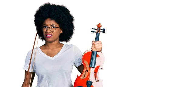 Young African American Woman Playing Violin Clueless Confused Expression Doubt — Stock Photo, Image