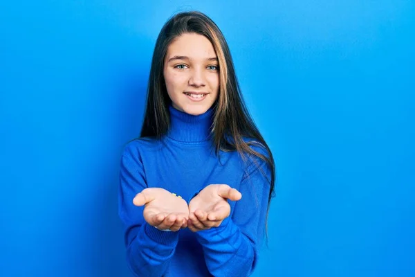 Menina Morena Jovem Vestindo Camisola Gola Alta Sorrindo Com Mãos — Fotografia de Stock