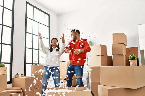 Young Latin Couple Smiling Happy Playing Foam Packing New Home — Stock Photo, Image