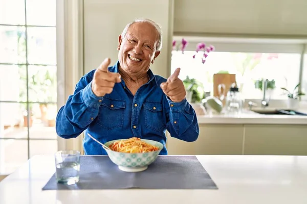 Hombre Mayor Con Pelo Gris Comiendo Espaguetis Pasta Casa Apuntando —  Fotos de Stock