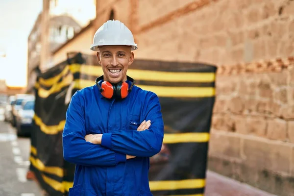 Giovane Operaio Caucasico Sorridente Felice Indossare Uniforme Alla Città — Foto Stock