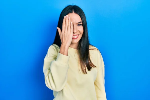 Ung Brunett Kvinna Bär Casual Sweatshirt Täcker Ena Ögat Med — Stockfoto