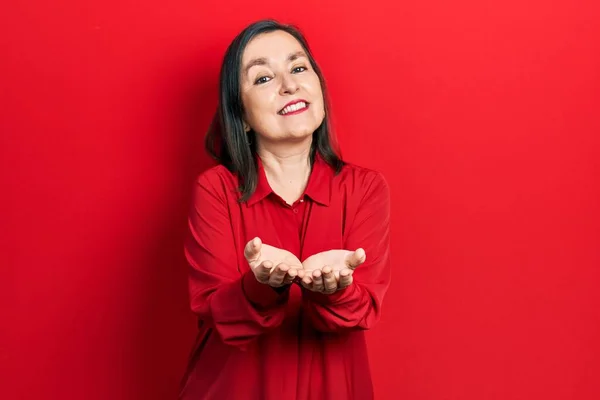 Mulher Hispânica Meia Idade Vestindo Roupas Casuais Sorrindo Com Mãos — Fotografia de Stock