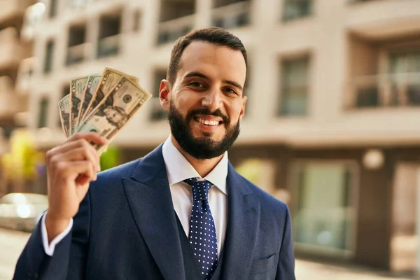 若いビジネスマンは幸せそうに街で米ドルを持ち — ストック写真