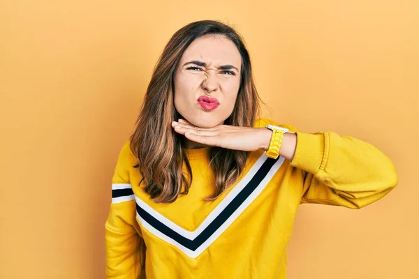 Jong Latijns Amerikaans Meisje Draagt Casual Kleding Snijden Keel Met — Stockfoto