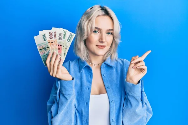 Ung Blond Flicka Som Håller Tjeckisk Krona Sedlar Ler Glad — Stockfoto