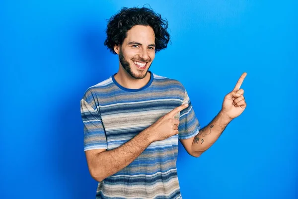 Schöner Hispanischer Mann Lässiger Kleidung Vor Rosa Hintergrund Lächelt Und — Stockfoto