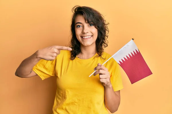 Молодая Латиноамериканка Флагом Катара Улыбается Счастливо Указывая Рукой Пальцем — стоковое фото