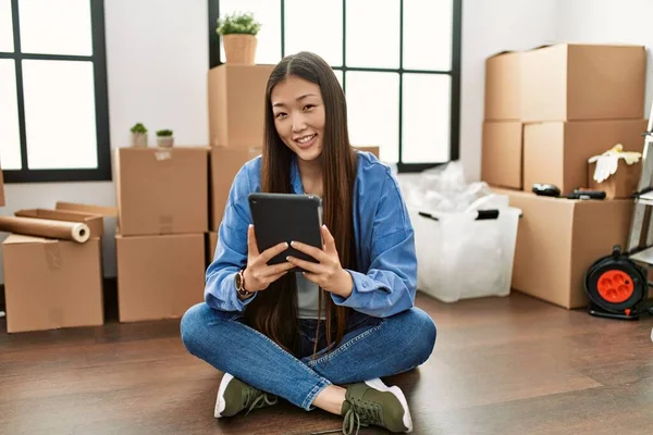 Menina Chinesa Jovem Sorrindo Feliz Usando Touchpad Sentado Chão Nova — Fotografia de Stock