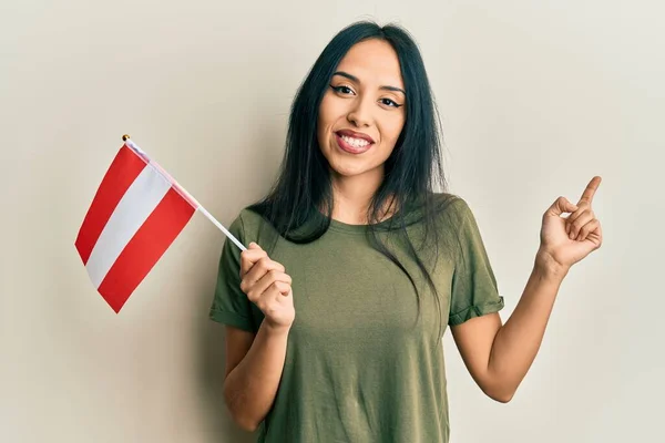 Junges Hispanisches Mädchen Mit Österreich Fahne Lächelt Glücklich Und Zeigt — Stockfoto
