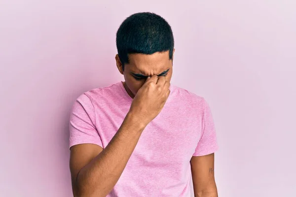 Ung Stilig Hispanic Man Bär Casual Rosa Shirt Trött Gnugga — Stockfoto