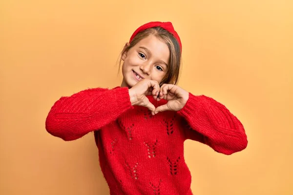 Kleines Schönes Mädchen Lässigem Winterpullover Verliebt Lächelnd Und Mit Händen — Stockfoto