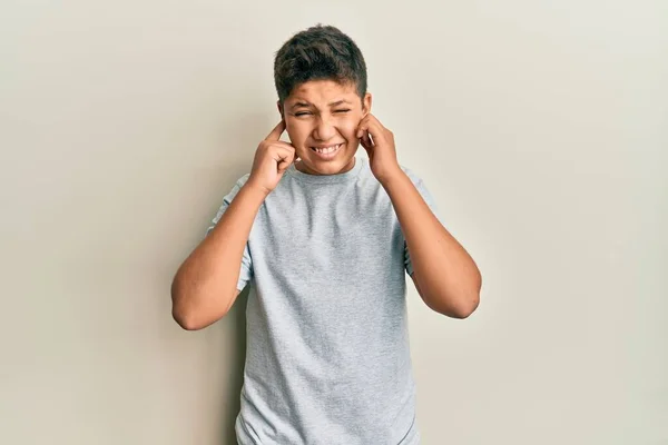 Niño Hispano Adolescente Con Camiseta Gris Casual Que Cubre Las —  Fotos de Stock