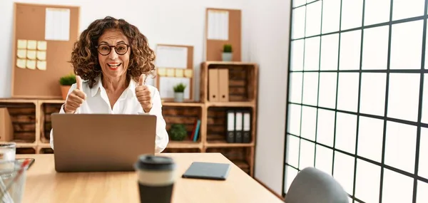 Middelbare Leeftijd Spaanse Vrouw Die Werkt Kantoor Met Een Bril — Stockfoto