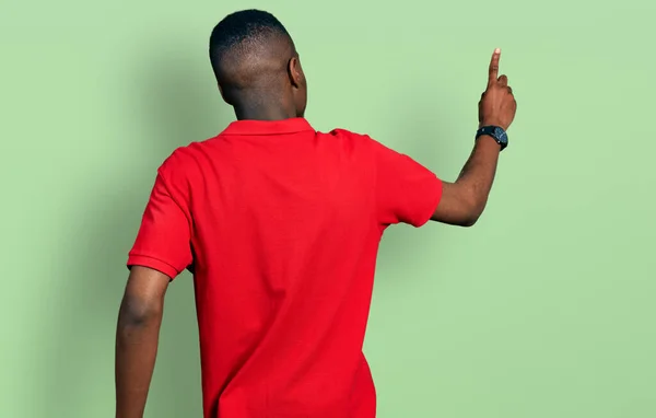 Joven Hombre Afroamericano Con Camiseta Roja Casual Posando Hacia Atrás — Foto de Stock