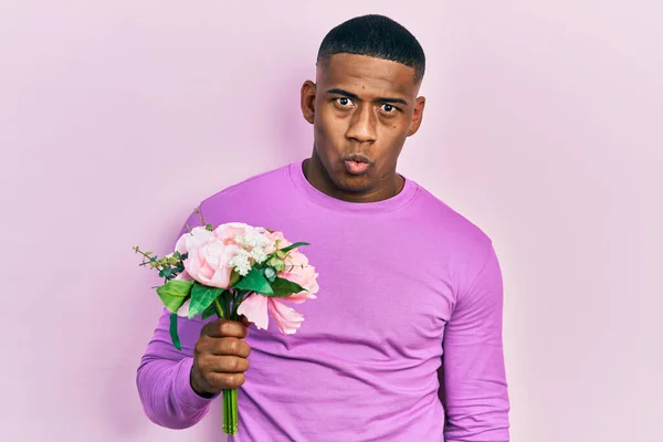 Jovem Homem Negro Segurando Buquê Flores Brancas Assustado Espantado Com — Fotografia de Stock