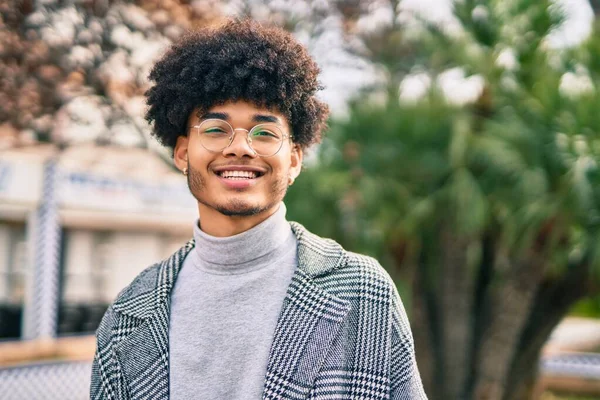 Joven Empresario Afroamericano Sonriendo Feliz Pie Parque — Foto de Stock
