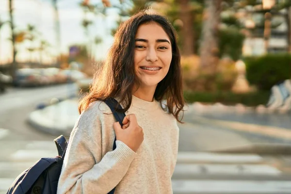 Joven Estudiante Oriente Medio Sonriendo Feliz Pie Ciudad — Foto de Stock