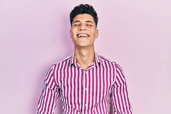 Mladý Hispánec Nosí Ležérní Oblečení Usmívá Hlasitě Směje Protože Vtipný — Stock fotografie