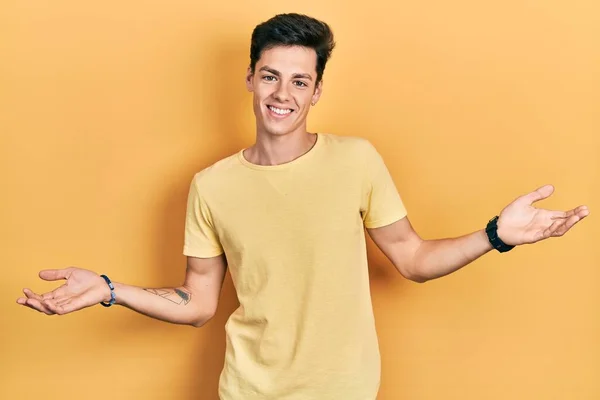 Jovem Hispânico Vestindo Casual Camiseta Amarela Sorrindo Mostrando Ambas Mãos — Fotografia de Stock
