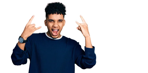 Jovem Afro Americano Vestindo Roupas Casuais Gritando Com Expressão Louca — Fotografia de Stock