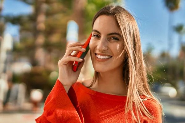 Jovem Hispânica Sorrindo Feliz Falando Smartphone Cidade — Fotografia de Stock