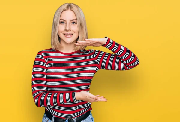 Ung Blond Kvinna Bär Casual Kläder Gester Med Händerna Visar — Stockfoto