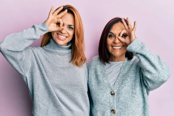 Latin Mother Daughter Wearing Casual Clothes Doing Gesture Hand Smiling — Stock Photo, Image