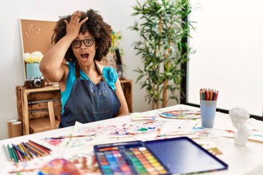 Resim stüdyosundaki afro saçlı güzel Afro-Amerikalı kadın, hata için kafa kafaya şaşırdı. Hatayı hatırla. Unuttum, kötü hafıza kavramı. 