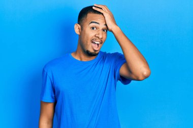 Gündelik mavi tişört giyen genç Afro-Amerikan bir adam hata sonucu el ele tutuşup şaşırdı. Hatayı unutmayın. Unuttum, kötü hafıza kavramı. 