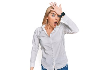 Gündelik giysiler giyen genç beyaz kadın hata sonucu elleri kafalarında şaşırdı. Hatayı hatırla. Unuttum, kötü hafıza kavramı. 