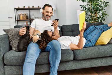 Orta yaşlı İspanyol çift evlerinde köpekleriyle kanepede rahatça oturuyordu..