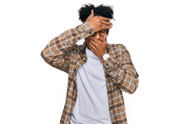 Sakallı, gözlüklü, gözleri ve ağzı elleri bağlı, şaşırmış ve şok olmuş genç Afrikalı Amerikalı bir adam. duygu gizleme 