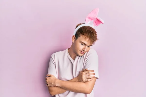 Joven Hombre Caucásico Con Lindas Orejas Conejito Pascua Abrazándose Feliz —  Fotos de Stock