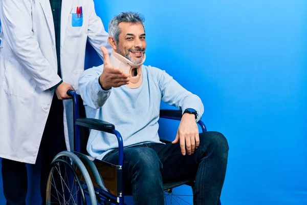 Tekerlekli Sandalyedeki Gri Saçlı Yakışıklı Orta Yaşlı Adam Rahim Boynu — Stok fotoğraf