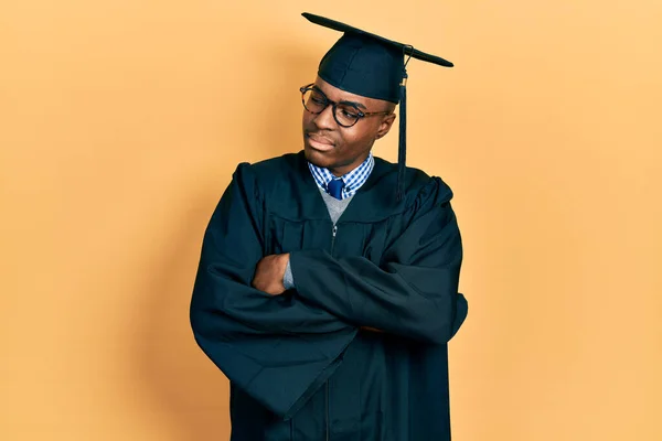 Νεαρός Αφροαμερικάνος Που Φοράει Καπέλο Αποφοίτησης Και Επίσημη Ρόμπα Κοιτάζοντας — Φωτογραφία Αρχείου