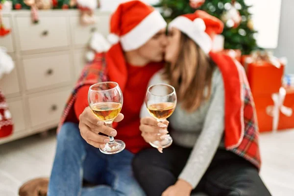 Jong Stel Met Kerstmuts Bedekt Met Deken Zittend Vloer Geroosterd — Stockfoto