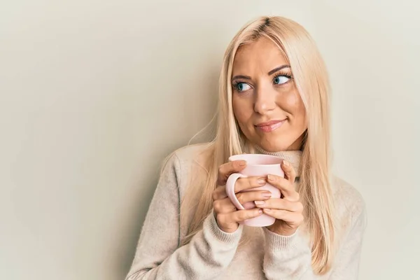 Mladá Blondýna Žena Pije Šálek Kávy Úsměvem Dívá Stranou Dívá — Stock fotografie