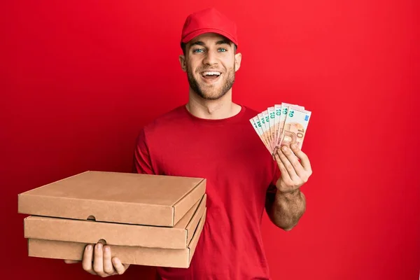 Young Caucasian Man Holding Take Away Food Euros Banknotes Smiling — Stock Photo, Image
