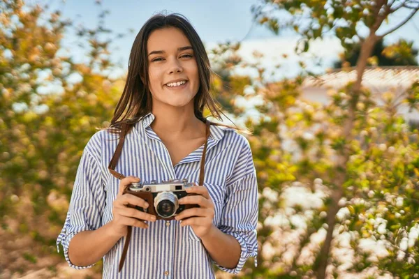 Mladý Hispánský Turista Dívka Usměvavý Šťastný Pomocí Kamery Parku — Stock fotografie