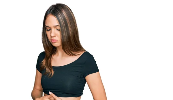 Mujer Morena Joven Que Usa Ropa Casual Con Mano Estómago — Foto de Stock