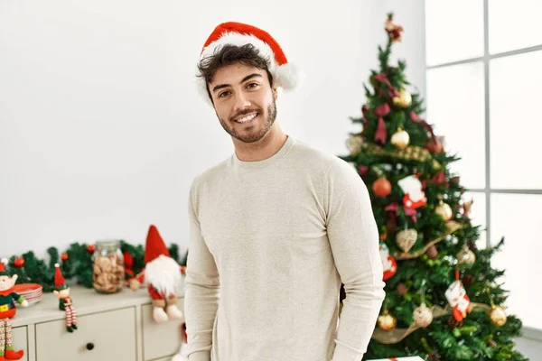 Jonge Latino Man Glimlachend Gelukkig Het Dragen Van Kerst Hoed — Stockfoto