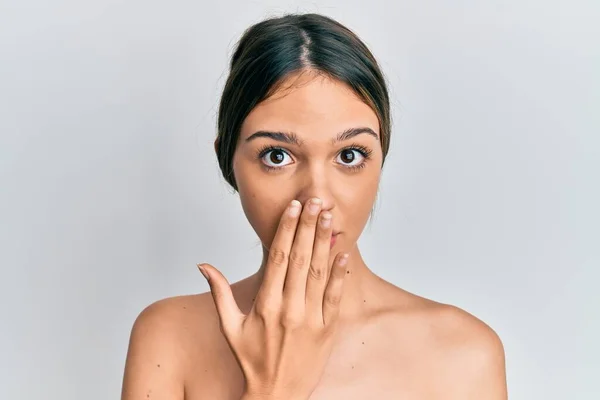 Ung Brunett Kvinna Stående Topless Visar Huden Täcker Munnen Med — Stockfoto