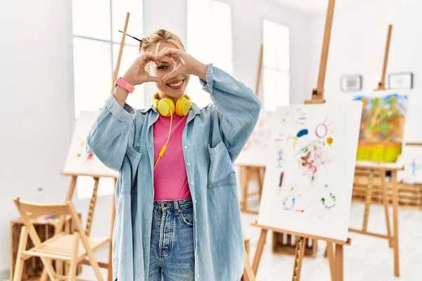 Sanat Stüdyosundaki Genç Beyaz Kız Kalp Şeklinde Parmaklarıyla Tabelanın Içinden — Stok fotoğraf