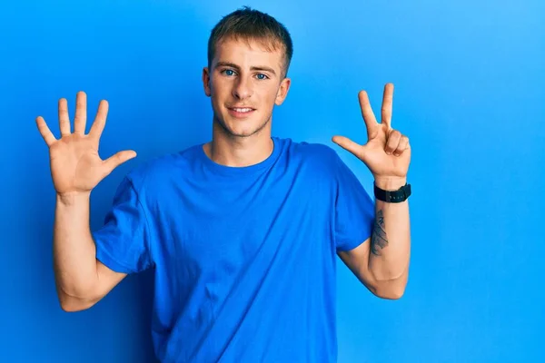 Kafkasyalı Genç Bir Adam Günlük Mavi Tişört Giyer Numaralı Parmaklarıyla — Stok fotoğraf