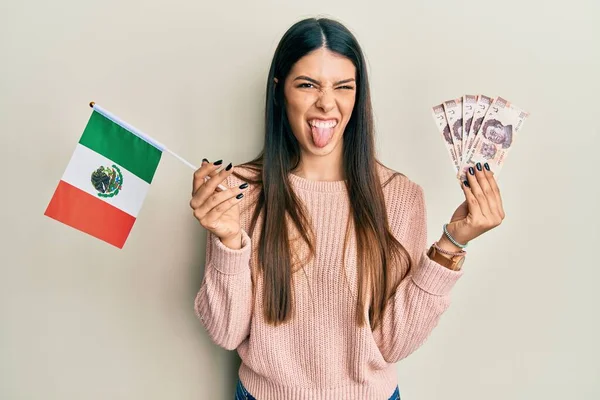 Joven Mujer Hispana Sosteniendo Bandera Mexicana Billetes Mexicanos Sacando Lengua —  Fotos de Stock