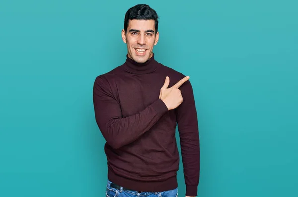 Hombre Hispano Guapo Usando Suéter Casual Cuello Alto Alegre Con — Foto de Stock